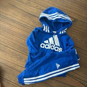 Used like new. Boys 2T Adidas jogging suit.